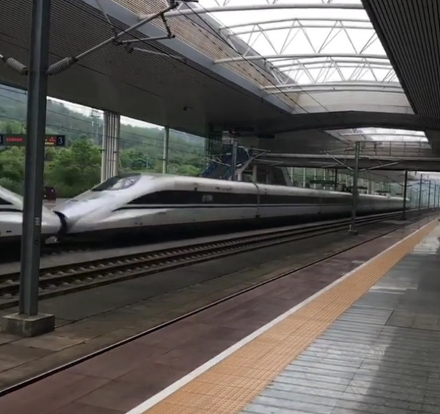 Trenuri care merg cu o viteza de peste 300 km/h