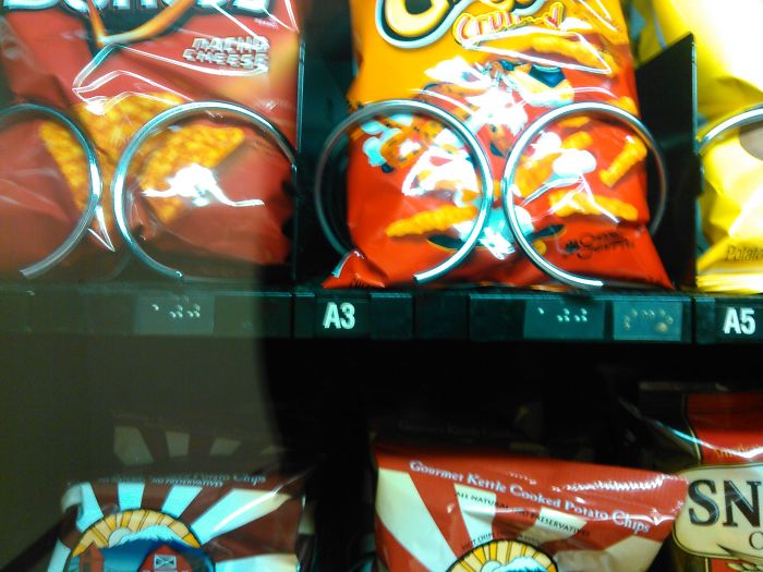 Scriere in Braille... in spatele geamului unui tonomat de produse