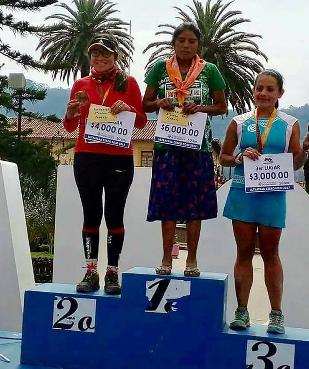 María Lorena Ramirez (22 de ani) din Mexic a castigat ultramaratonul de 50 de kilometri alergand in sandale si in fusta