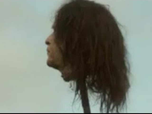 Capul lui George Bush infipt intr-o teapa