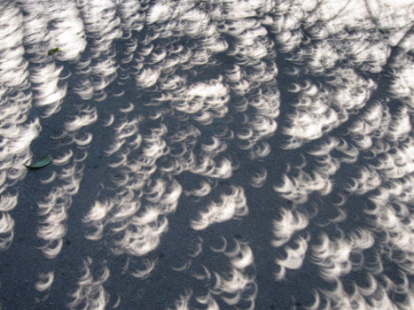 Randuri de umbre se misca in jurul pamantului