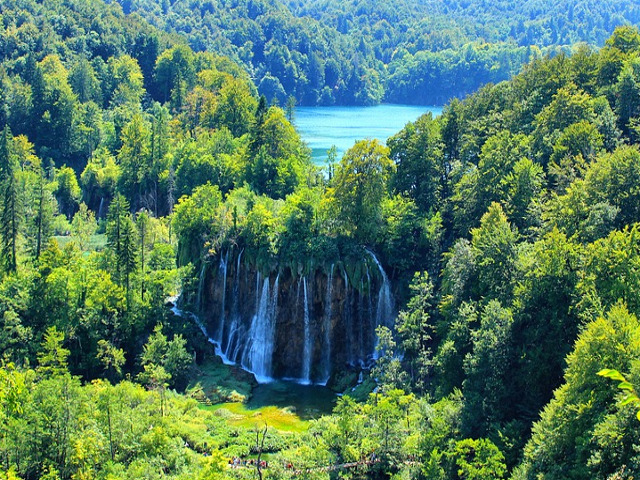 Parcul constituie un sistem carstic format din 16 lacuri, care au drept numitor comun raul Plitvice