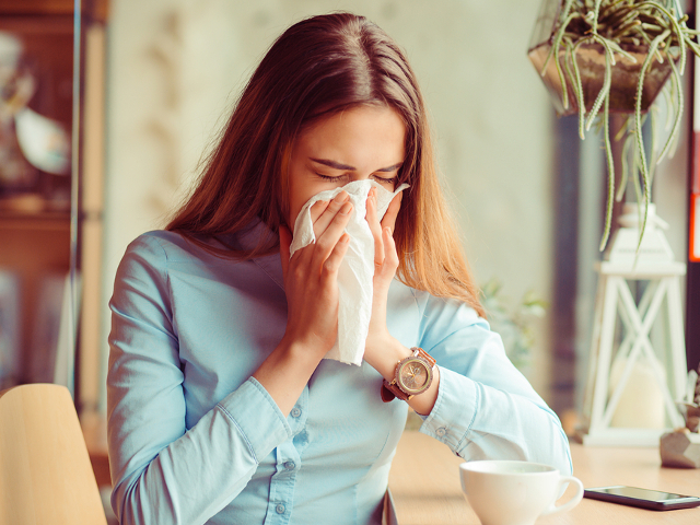 Iti pui mainile la gura cand stranuti