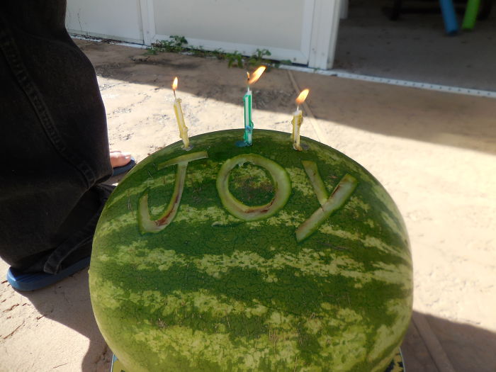 "Tort" facut de un copil de 4 ani, pentru mama lui. O idee buna, nu?
