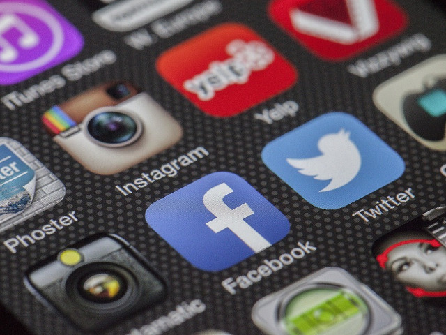 Viata sociala nu era atat de expusa in mediul online