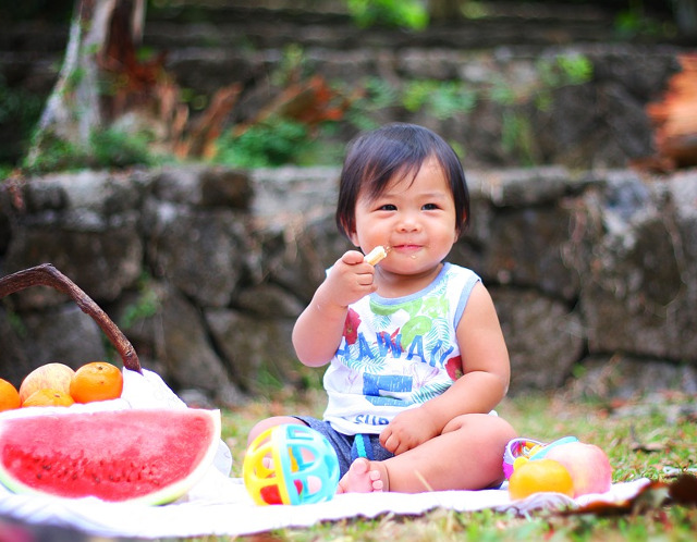 Se bucura de un picnic in curte