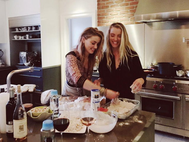 Amber Heard in bucatarie
