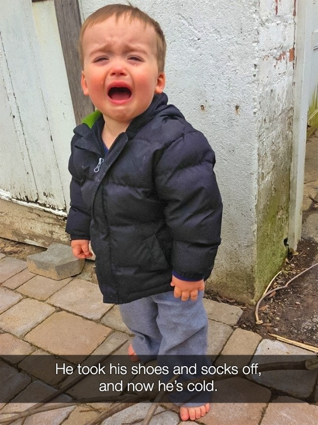 S-a descaltat si si-a dat jos sosetele, apoi a inceput sa planga... pentru ca ii era frig
