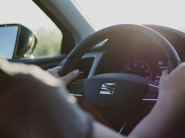 Daca tii mainile pe volan, in dreptul orelor 10 si 2, airbagul le proiecteaza in fata, lucru care te poate rani. Cel mai bine e sa le tii in dreptul orelor 9 si 3.