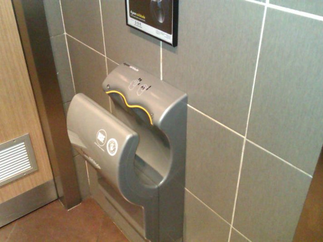 Uscatorul de maini este mai putin eficient decat servetelul de hartie, care reduce bacteriile cu 225%