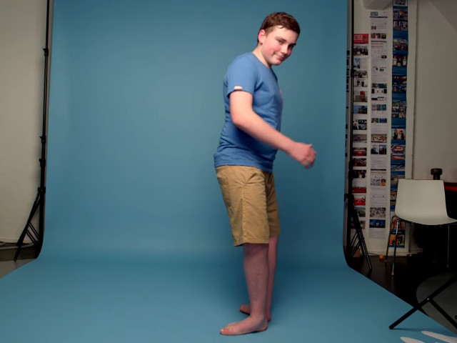 Maxwell Day poate sa isi roteasca piciorul la 157 de grade