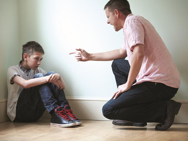 Parintii stricti isi pot transforma copiii in mincinosi