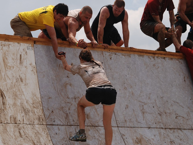 Cea mai buna modalitate de a face o persoana sa te placa nu este sa-i faci o favoare, ci sa o convingi pe ea sa iti faca o favoare