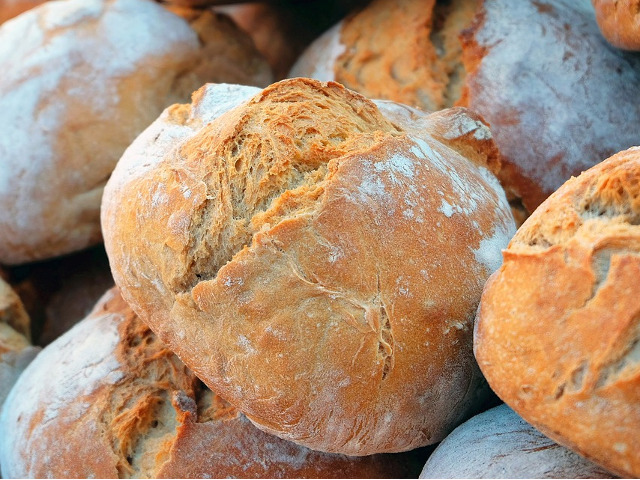 Multi producatori de paine folosesc L-Cisteine, un agent care inmoaie aluatul. L-Cisteina este realizata din par uman si pene de rata