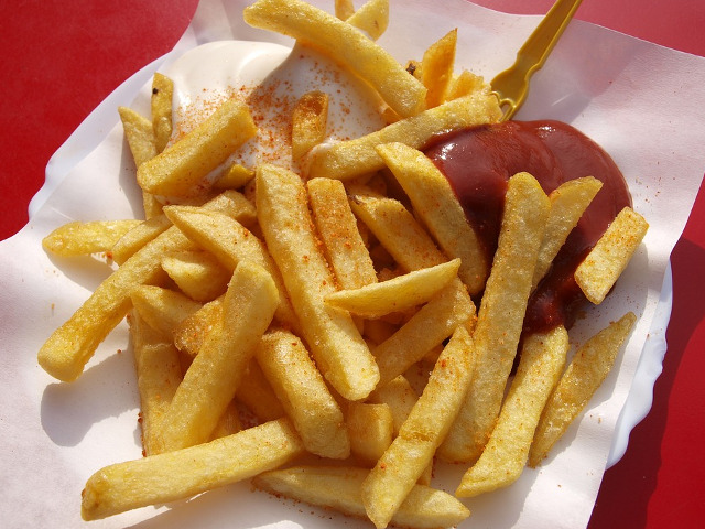 Administrarea regulata de mancare fast food are acelasi efect asupra ficatului, ca si hepatita