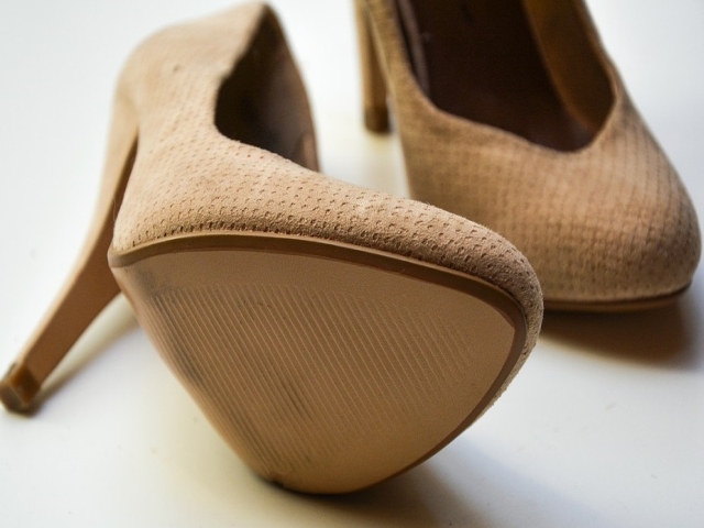 Poarta-i prin casa inainte