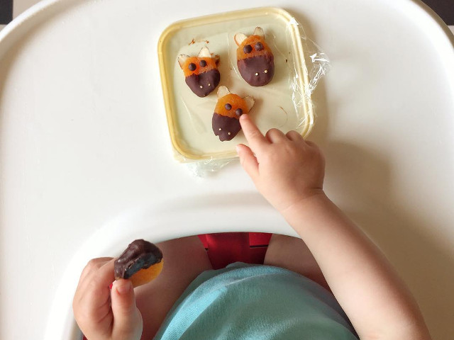 Vacute din caise, ciocolata si migdale