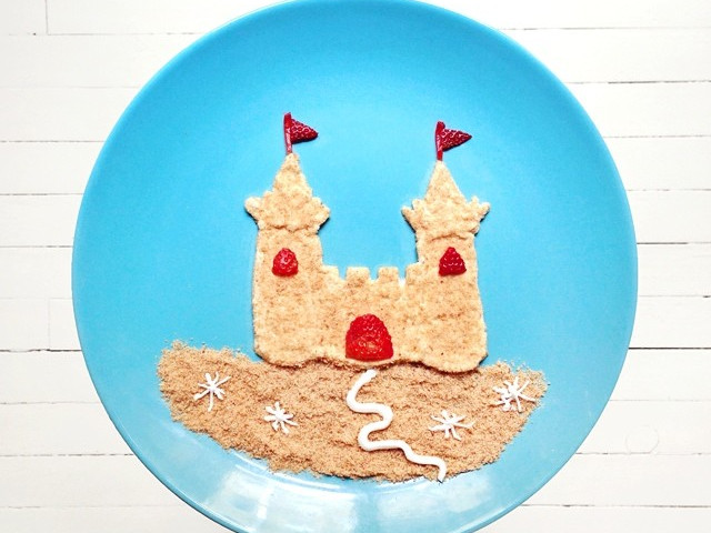 Castel din iaurt, biscuiti si capsune