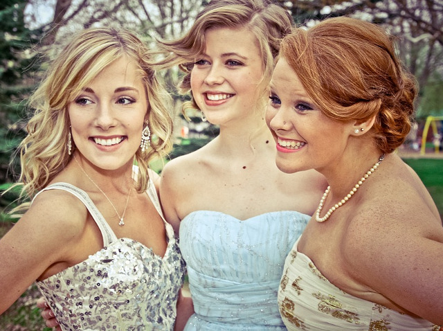 Fotografiile de la bal in care apari alaturi de cei mai buni prieteni/e