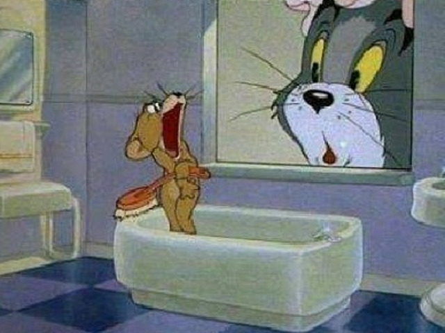 Stau dezbracati toata ziua, dar se rusineaza cand fac baie