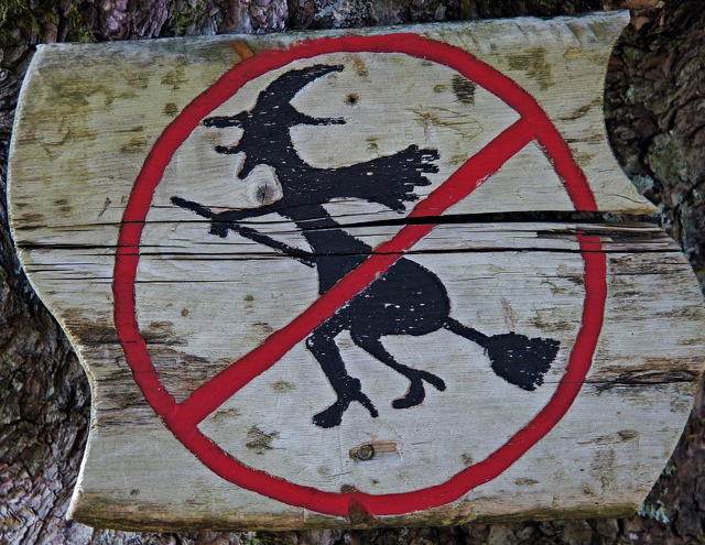 Interzis vrajitoarelor!