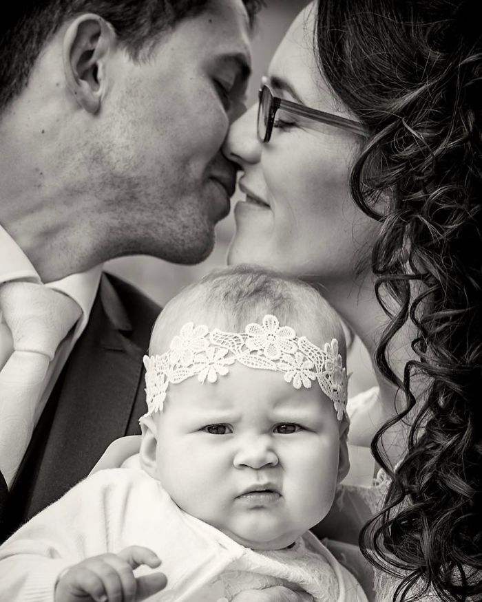 O fetita pe care nunta parintilor nu o impresioneaza deloc