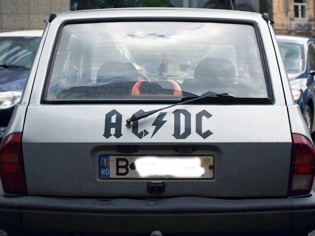 Masini cu personalitate din Bucuresti. 10 fotografii care iti vor insufla un aer istoric