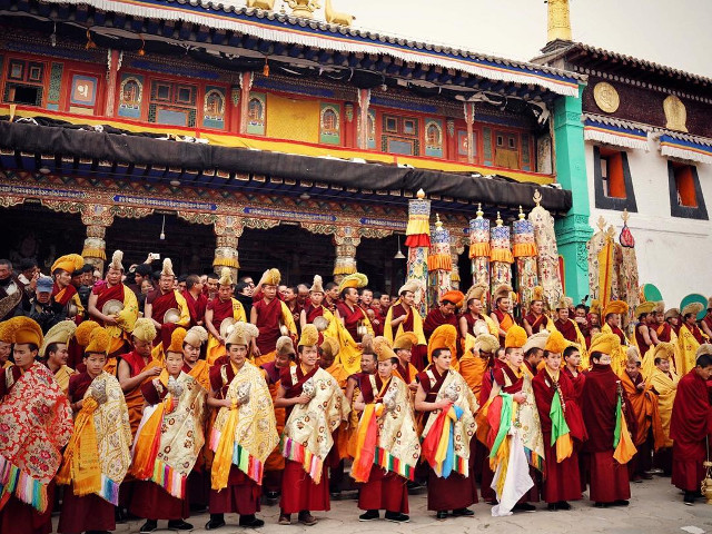 Ceremoniile calugarilor tibetani pot fi extrem de galagioase, insotite de multe instrumente