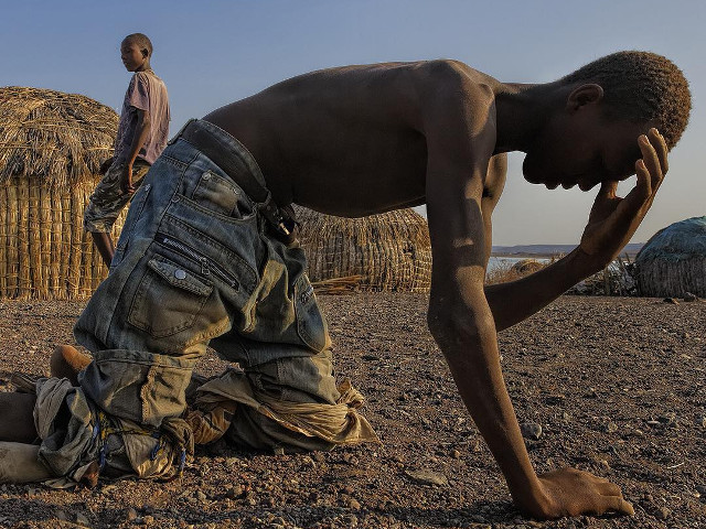 Tribul El Molo, cel mai mic din Kenya, a ramas doar cu peste si apa nepotabila