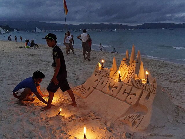 Omagiu adus electricitatii, care a lipsit pana in 1990. Boracay, Filipine