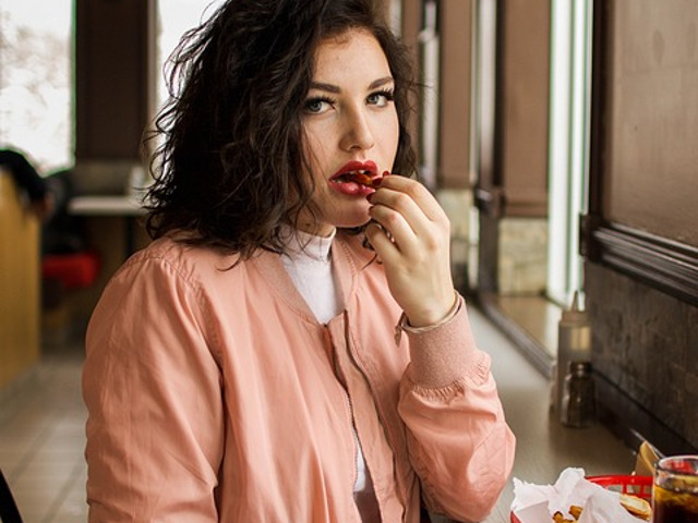 Daca iti e foame, mananca si mananca ce iti doresti. Nu te preocupa de ce spun cei din jurul tau. Nu manca salata in loc de pizza doar ca sa ii impresionezi