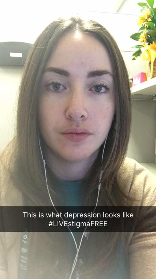 Desi sufera de depresie, aceasta tanara se comporta, la munca, ca si nimic nu este in neregula: isi face treaba si zambeste, daca e nevoie