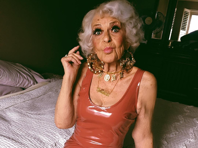 Bunicuta pune foarte mult pret pe felul in care se imbraca