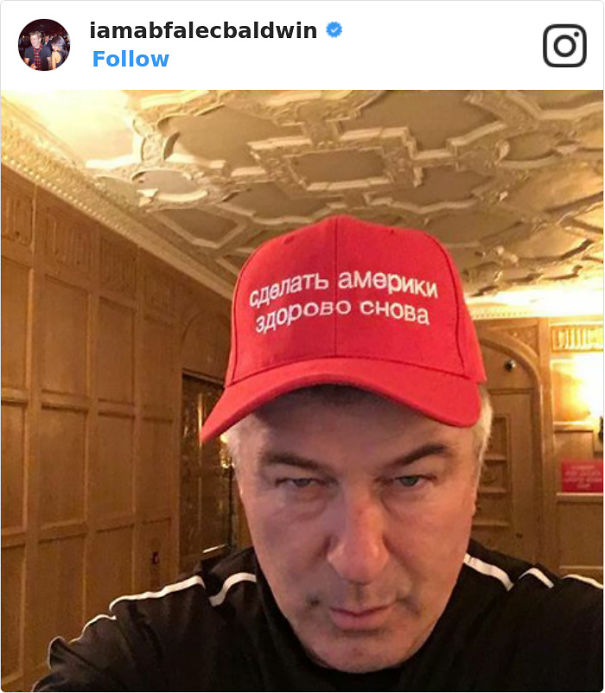 Alex Baldwin poarta o sapca pe care scrie, in rusa, "Make America great again"