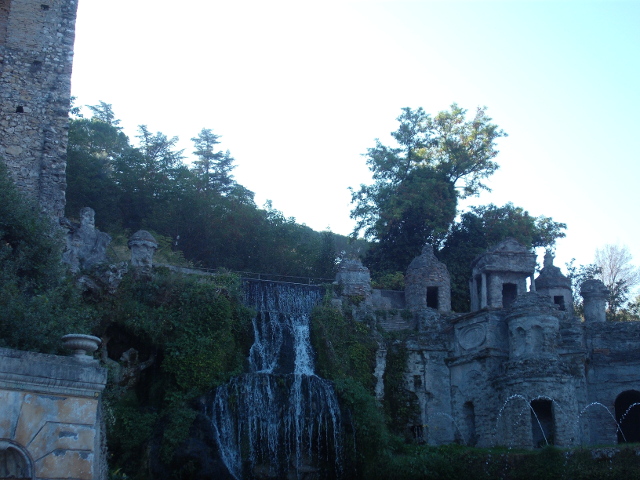 Fantanile artezine sunt alimentate dintr-un rezervor de apa care provine de la raul Aniene