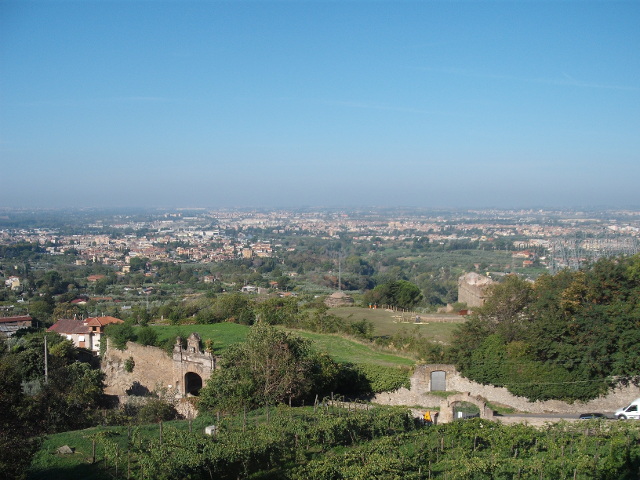 De pe terasa se poate admira orasul