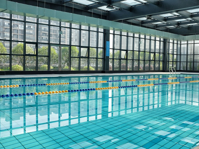 In timpul vietii, un om produce destula saliva pentru a umple doua piscine