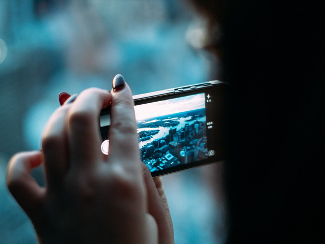 Porneste si inchide automat aplicatii, modifica luminozitatea