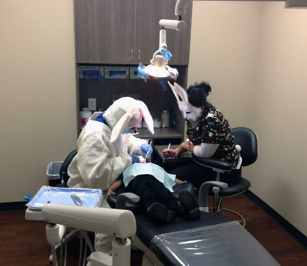 Intr-un cabinet stomatologic