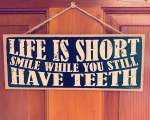 "Viata este scurta. Zambeste cat inca mai ai dinti!"