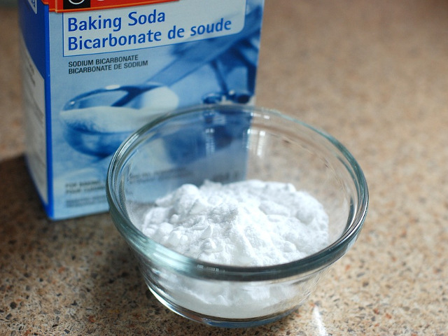 Amesteca bicarbonat de sodiu cu sampon pentru a indeparta ramasitele produselor de styling