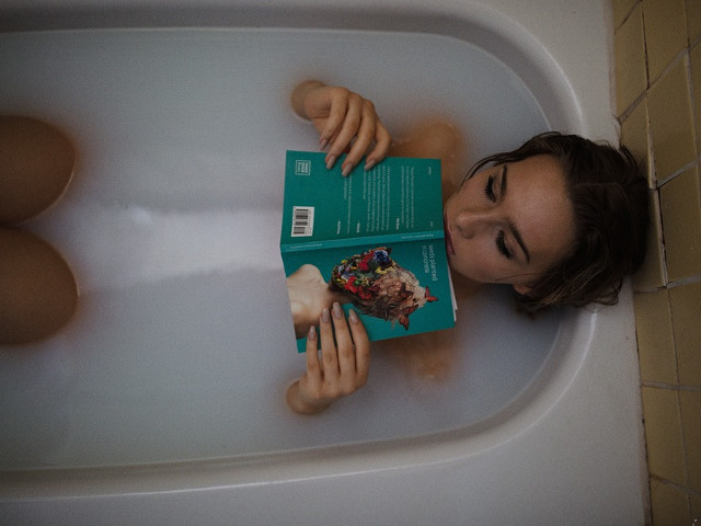 Se bucura de o baie lunga