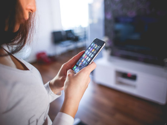 Se uita la televizor