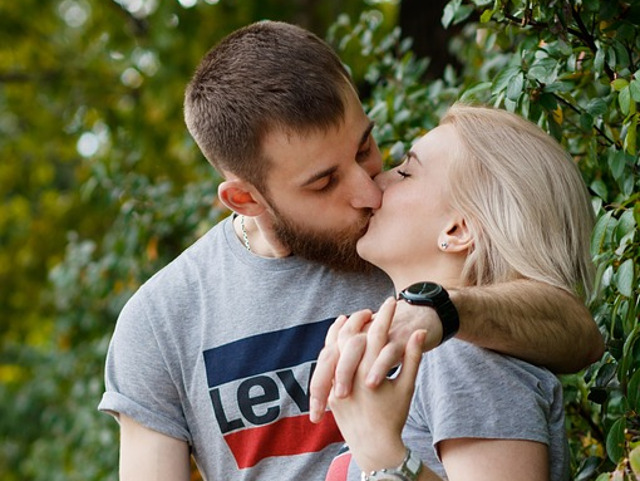 Urca selfie-uri in timp ce se saruta