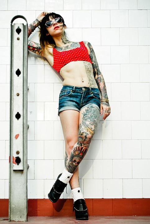 Tatuaj pe jumatate de corp...