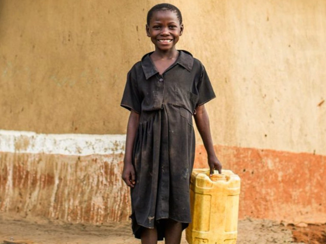Oamenii din Uganda merg doua ore pe jos pentru a colecta apa murdara