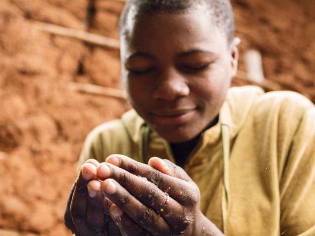 Multi oameni beau apa din aceleasi locuri cu animalele