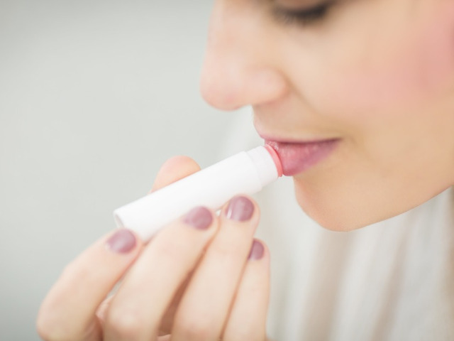 Inainte sa te dai cu ruj, aplica balsamul de buze pentru uniformizare rapida