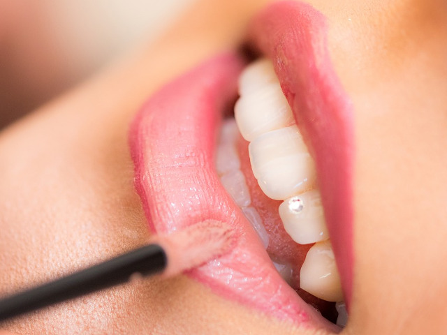 Foloseste tehnica ombre, cu extremitatile inchise si centrul luminos