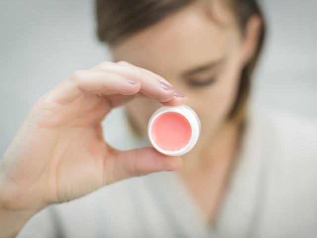 Fa un masaj usor al buzelor cu un balsam hidratant